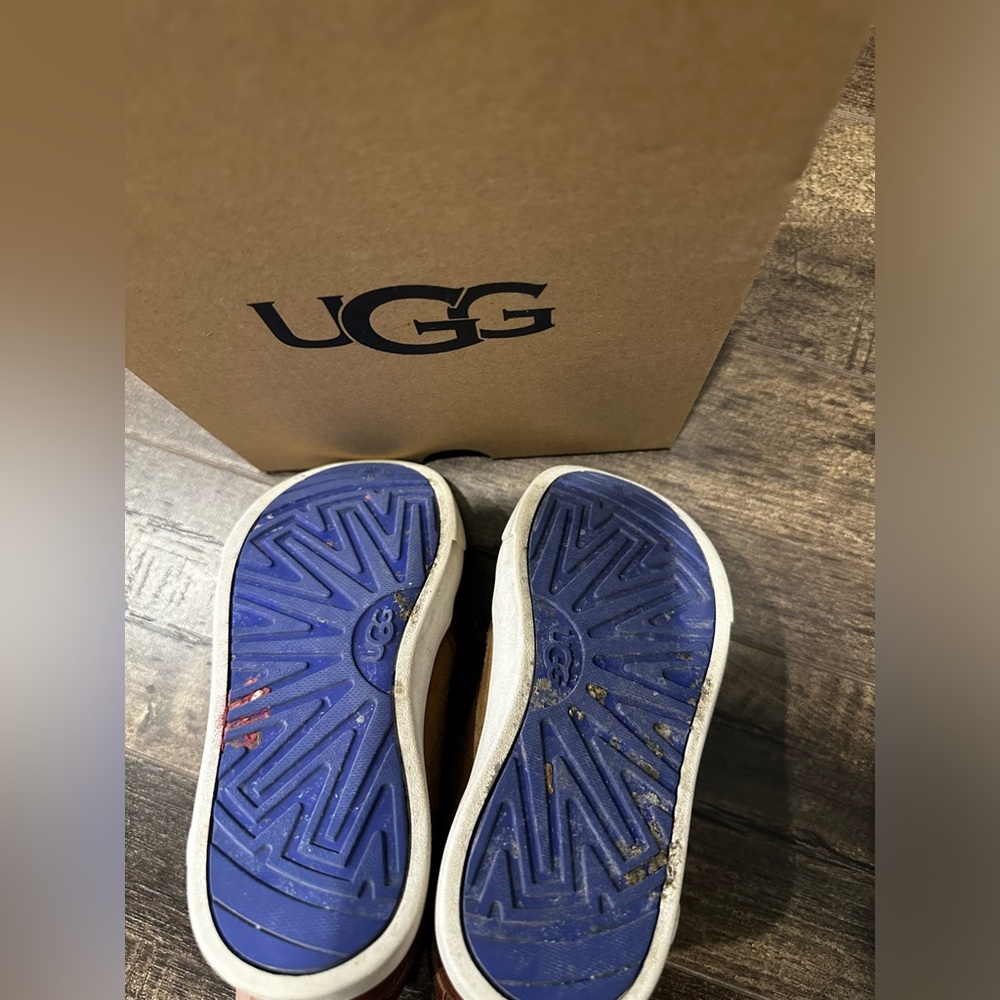 UGG Boys shoes - Picture 4 of 6